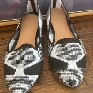 NEW SKECHERS MACHINE WASHABLE  Black & White Memory Foam Womens 6.5 WStretch Fit